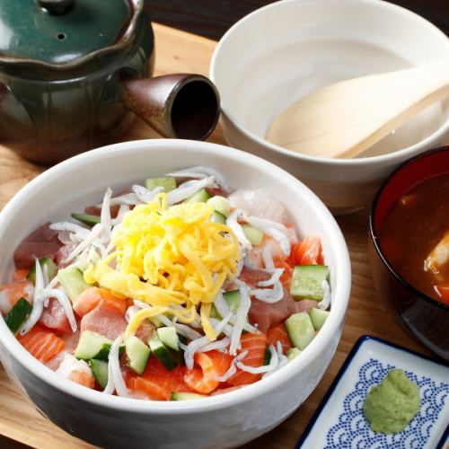 【当店のサービスランチ】サーモン部オリジナル海鮮丼