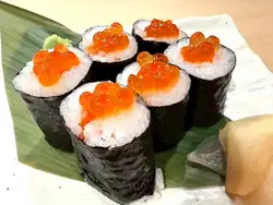 成年鮭魚和鮭魚籽卷