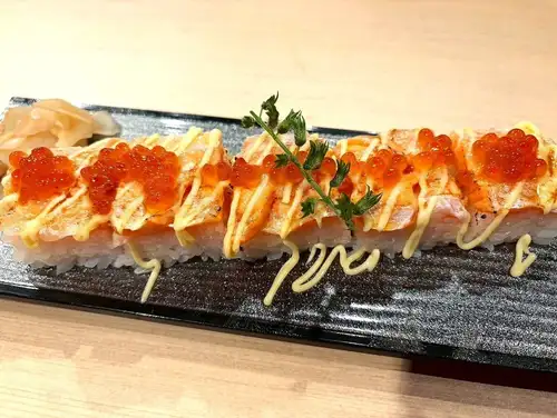 当店名物!!「青森サーモン」の炙り押し寿司