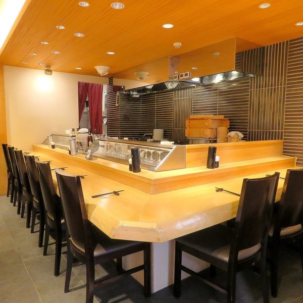 There are 9 counter seats.Shark fins are slurried in the showcase in front of you! Shark fins before processing are slurping on the back wall! Enjoy Chinese French cuisine with a focus on ingredients in a modern and playful interior.