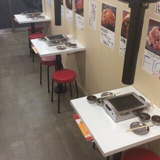 ふたごの店内はパイプいすと卓上のガスコンロという懐かしいテイスト。テーブル席を多数ご用意しておりますので、ご友人とのお食事や宴会にもご利用いただけます。