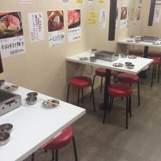 ふたごはアットホームで明るい活気のある店内。肉のプロスタッフがご希望やお肉の種類によってお焼き致します。盛り上げなどもおまかせあれ！