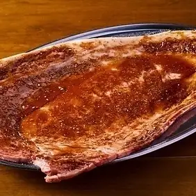 【数量限定】名物!!黒毛和牛のはみ出るカルビ