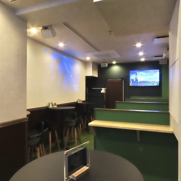 自由に楽しめる立ち飲みスタイルで、気軽にお酒を楽しみながら会話を弾ませましょう！友達とのカジュアルな集まりや、ふらっと立ち寄りたい時にもぴったり。店内の床や壁紙等はオーナー自らが手掛けておりますのでリラックスした雰囲気で心地よいひとときを過ごせます☆