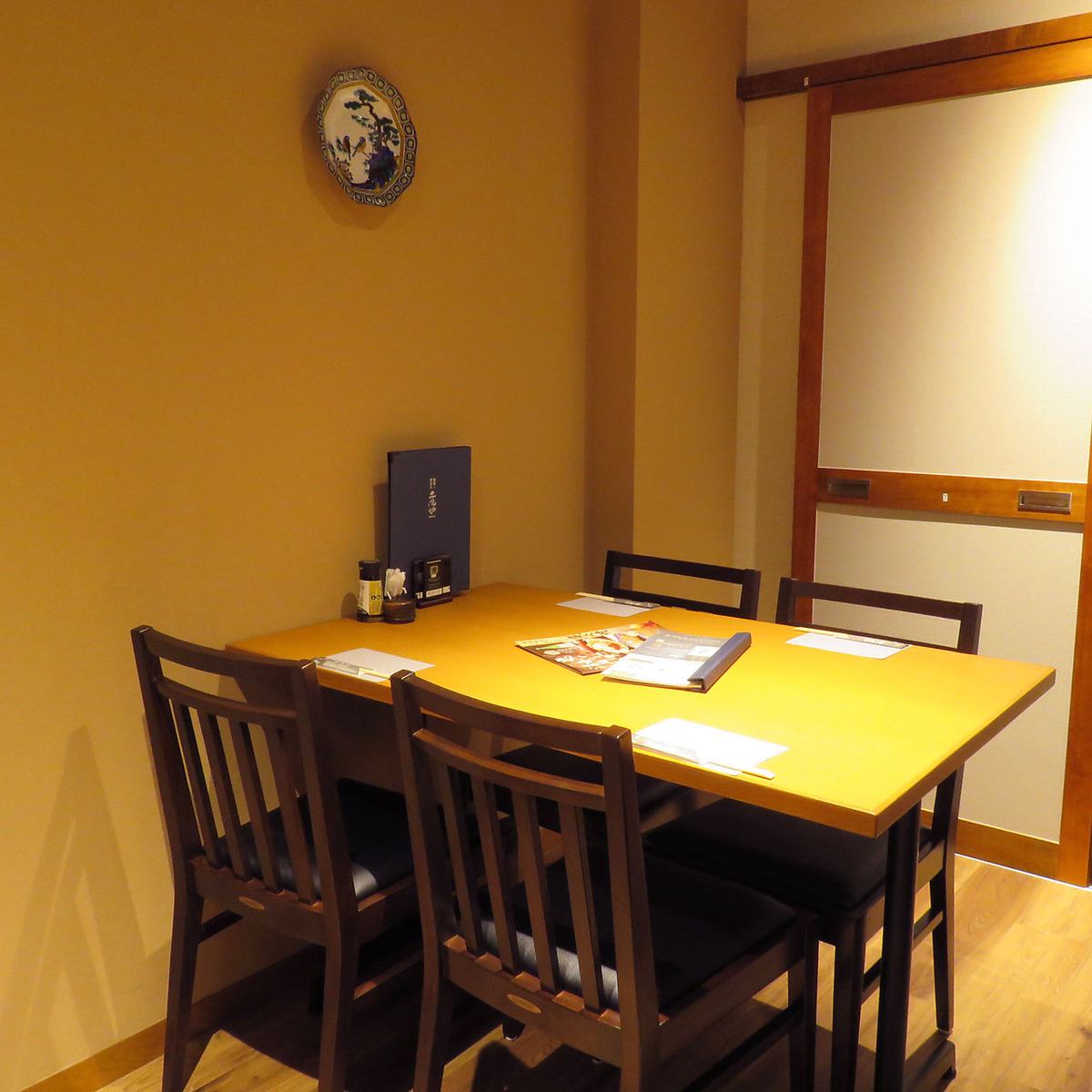 少人数用の小ぢんまりとしたお席でゆっくりお過ごしいただけます