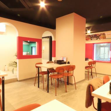 可愛い店内は女性のお客様にも大人気のお席です！30名様～貸切も可能ですので、女子会や各種宴会にもぴったりです！韓国料理を堪能できるコースはお得にお楽しみ頂けます！個室のお問い合わせもお気軽にご相談ください！お電話でのご予約も承ります！