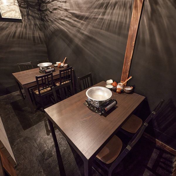 [For drinking with family and friends] We have two table seats that can seat up to four people.Enjoy food and alcohol in a calm space based on black.In addition, it can be reserved for 10 people or more.Please contact us in advance when renting.