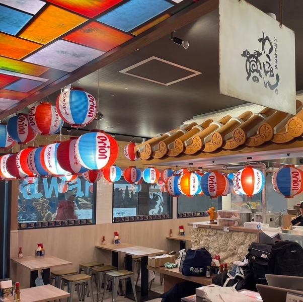 【沖縄民謡酒場】横浜駅から徒歩2分、沖縄の雰囲気漂う、明るく温かみのある店内◎定期的に三線ライブを開催しております！お店へ一歩踏み入れれば、うちなーんちゅ！少人数様のサク飲みからご宴会まで大歓迎！沖縄気分を感じること間違いなし！是非一度お越しください♪