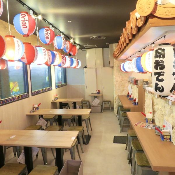 常連様にも人気のカウンター席！目の前で作られるお料理の香りだけでお酒もすすんじゃう！？2023年12月にオープンしたばかりの清潔な店内は、デートやサシのみにもピッタリです。