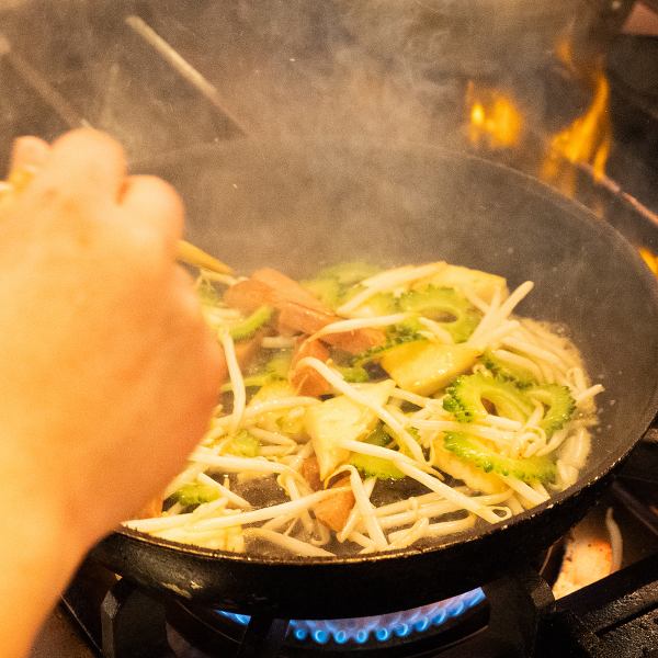 【沖縄を満喫しよう♪】鉄鍋で煽る！炎のチャンプルー