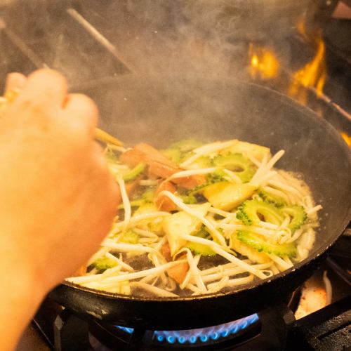 【沖縄を満喫しよう♪】鉄鍋で煽る！炎のチャンプルー