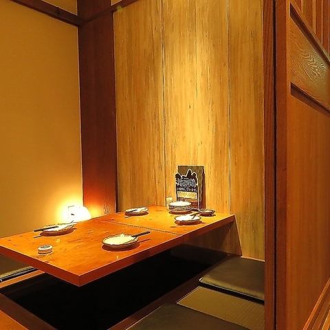 【個室】大人気の個室席♪周りを気にせずごゆっくりお食事をお愉しみいただけます。誕生日・記念日などの特別な日には個室がおすすめ！クーポン利用でオリジナルメッセージプレートご用意可♪詳細はクーポン欄ご確認ください！