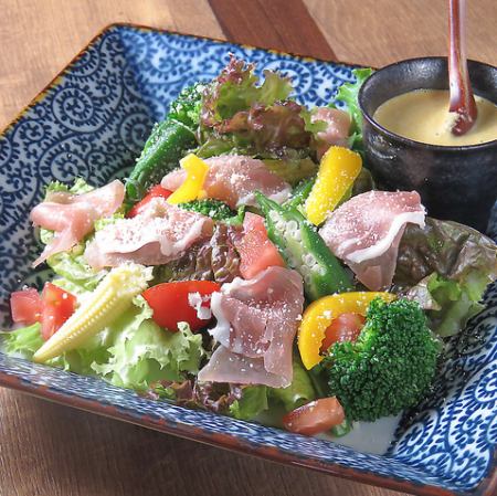COM salad with raw ham and colorful vegetables