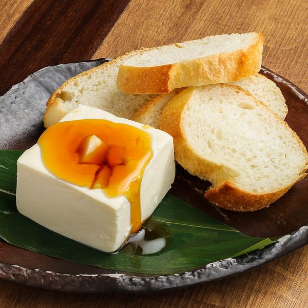 把栗子芝士豆腐放在蓬松的长棍面包上！