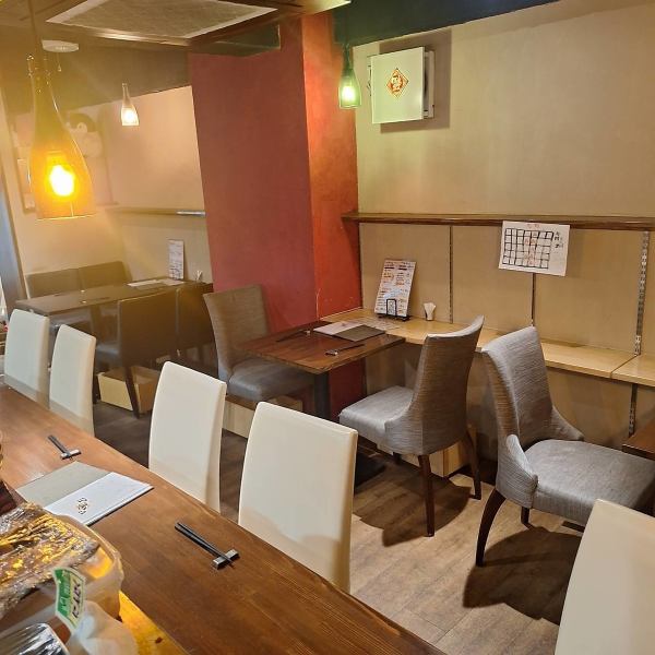 木の温もりを感じる落ち着いた空間で、居心地の良さが魅力。ゆったりとした時間を楽しみながら、美味しい料理に癒されます。