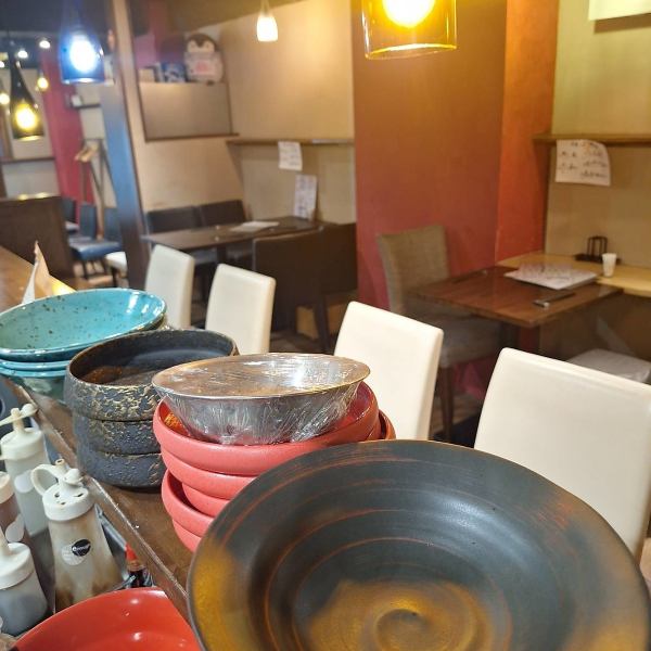 カジュアルながらも上質感のある雰囲気で、幅広い世代が楽しめる店内。初めてでも自然とくつろげる温かさが広がっています。