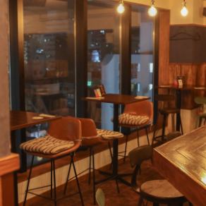 夜景を眺めながらお食事を楽しめる窓際テーブル席。特別なひとときをゆったりとお過ごしいただけます。