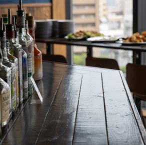 おひとり様でも気軽に楽しめるカウンター席。ゆったりと料理とお酒をお楽しみいただけます。