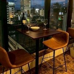 【デートに】8階からの夜景を楽しめる窓側テーブルはデートにも大人気！オシャレな空間でワインを♪◇桜木町/みなとみらい/野毛/バル/赤ワイン/自然派ワイン/居酒屋◇