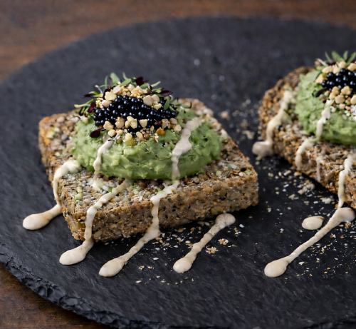 アボカドブルスケッタのキャビア添え