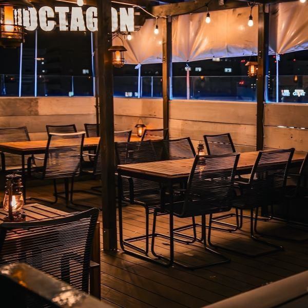 開放感あふれる屋上テラス席では、BBQもお楽しみいただけます。炭火で焼き上げる本格BBQを、心地よい空間でゆったりとご堪能ください。