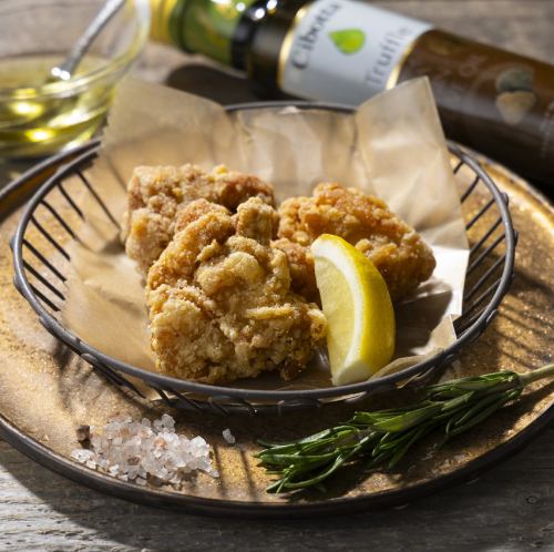 Deep-fried young chicken served with rock salt and truffle oil.