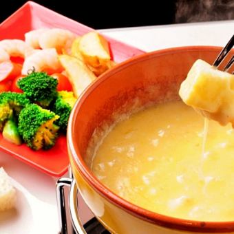 融化奶酪火锅、肉馅饼、Aqua pazza等7道菜的特别套餐4000日元