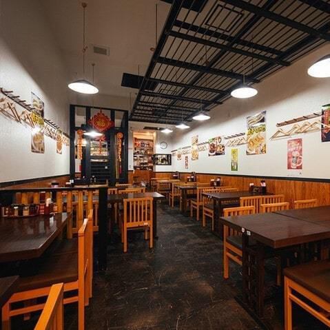 【様々なシーンで】　当店では、ビジネスマンや学生さんに喜ばれるお得なランチメニューを多数ご用意しています。忙しい日中でも、手軽に美味しい食事を楽しんでいただけるよう、バリエーション豊かなメニューを取り揃えています。様々なシーンでご利用いただけるので、お気軽にご利用ください♪