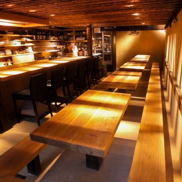 There is a table seat as soon as you enter the entrance.It's a lively restaurant ♪ Recommended for crispy rice !!! It's an open restaurant so please feel free to visit us.
