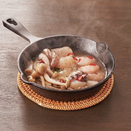 海鮮ときのこのアヒージョ