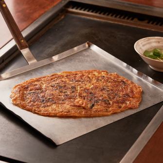 【神戸花門亭直伝「だしおこ」】外カリ中トロのお好み焼きを出汁に漬けて食べる、当店自慢のお好み焼き!