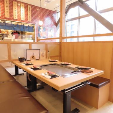 全席4名様までご利用いただけるBOX席のご用意です。5名様でのご利用の場合、椅子を付けて同じテーブルでお食事いただくことも可能なため、お電話にてお問い合わせくださいませ。スペース十分で老若男女問わず好評のお席はご家族でのお食事にもオススメです◎