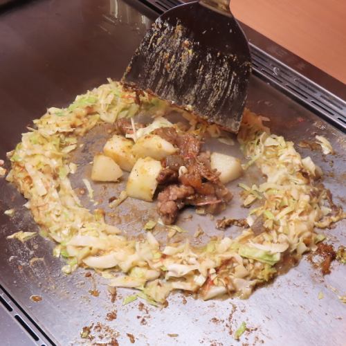 【もんじゃ焼き】【鉄板焼き】全席鉄板完備で皆様でワイワイとアツアツのお料理をお楽しみいただけます☆