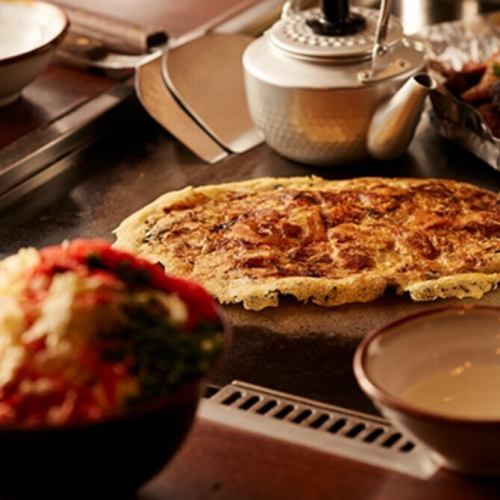 【もんじゃ焼き】【鉄板焼き】全席鉄板完備で皆様でワイワイとアツアツのお料理をお楽しみいただけます☆