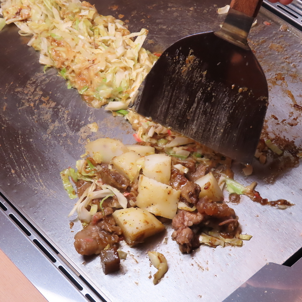 全席鉄板を完備！みんなで熱々のもんじゃを焼き上げある楽しさ♪
