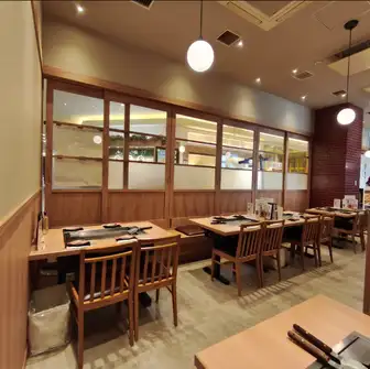 満腹お約束の大宴会！金沢駅すぐ◎「東京もんじゃくらや金沢フォーラス店」で、熱々の鉄板を囲む大盛り上がりのご宴会を♪全席鉄板完備で、名物「和牛ボルケーノ」や本格もんじゃを皆様で焼き上げる一体感が楽しめます。2時間食べ放題コースは3500円（税込）～とコスパも抜群♪会社宴会や歓送迎会などのご予約はお早めに！
