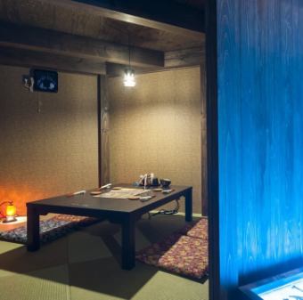 木の温もりあふれる和空間で、周りを気にせずゆったり過ごせる4名様用の完全個室お座敷席です。落ち着いた照明と畳の心地よさが、まるで沖縄の古民家に訪れたかのような雰囲気を演出します。