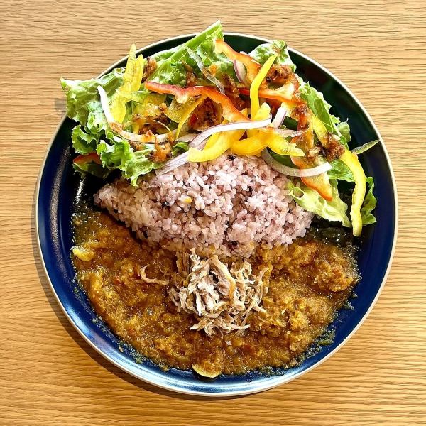 [◆TOIRO's Spice Curry◇◆] A roux made with 10 seasonal ingredients topped with pulled pork♪