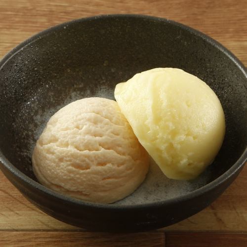 Vanilla ice cream and lemon sorbet platter