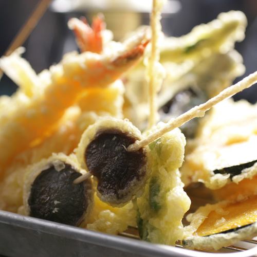 揚げたて熱々！名物「市場の天ぷら」