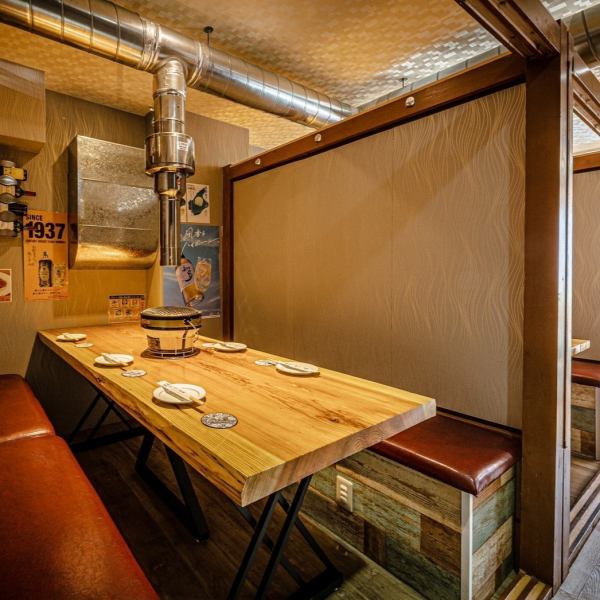 The beautiful single-board table heightens your expectations for the high-quality tankuro wagyu beef.All seats are semi-private rooms.Surrounding yourself with your important business partners and co-workers around Shichirin will lead to a surprisingly lively conversation.