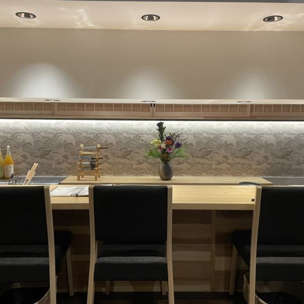 [Counter seats] Counter seats where you can enjoy your meal while watching the cooking process are recommended for single customers and small groups.Relax and have a relaxing time.
