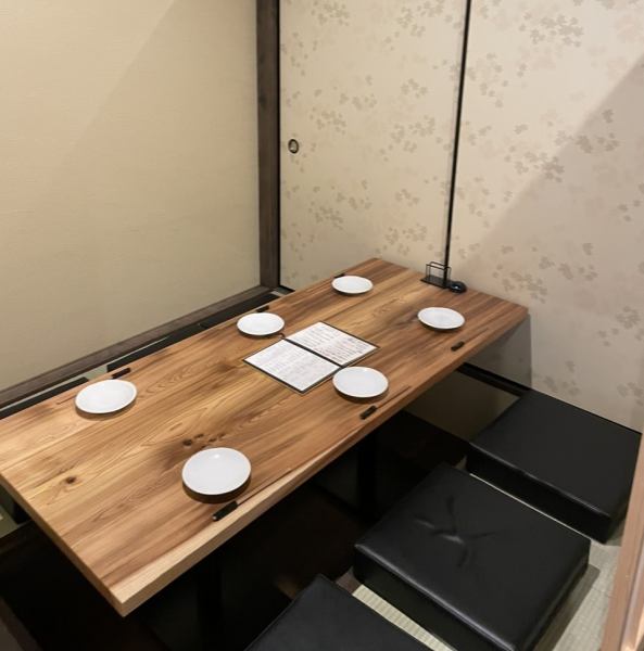 [Horigotatsu private room] A private room that can be used by a small number of people is a private space.It's a sunken kotatsu type seat where you can stretch your legs and relax, so it's perfect for gatherings with friends.