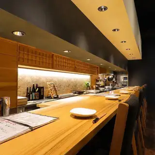 【카운터석】밝고 차분한 분위기의 점내는, 정말 아늑하고 맛있는 요리와 술로, 비일상을 맛볼 수 있는 공간입니다.정중한 접객과 멋진 공간에서 즐거운 한때를…