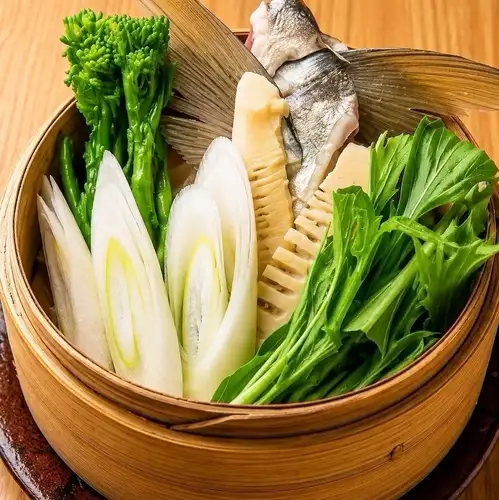 清蒸鱼和时令蔬菜