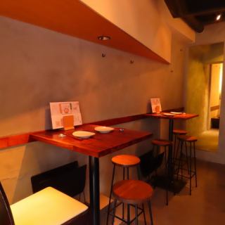 ■温かみのあるお店を演出店内はグレーの壁にテーブルは温かみのある栗色を採用。スタッフとの距離が近く、会話もお楽しみいただけます。
