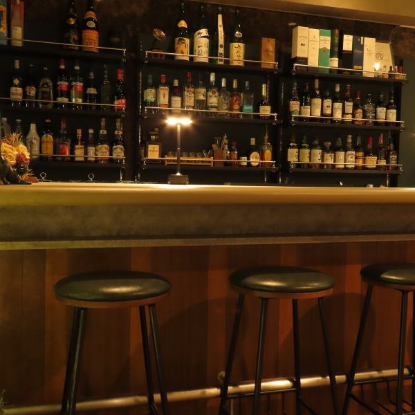 静かな語らいとお酒を嗜むバーカウンター。お一人様でもふらっと気軽に立ち寄れるカジュアルなお店です。