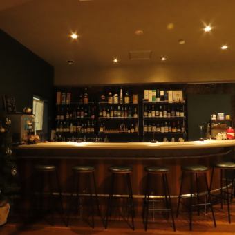 マスターとの会話も弾むバーカウンター。お客様の好みに合わせてお作りいたします。