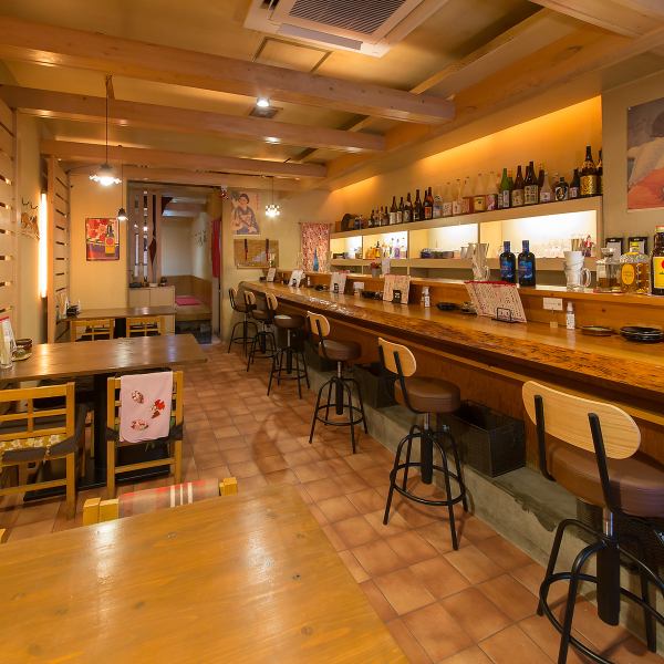 店内にはカウンターとテーブル席が完備。お一人様からグループ様まで気兼ねなくご利用いただけます。大正ロマンを感じる店内は、落ち着いた雰囲気でゆったりお過ごしいただけます。