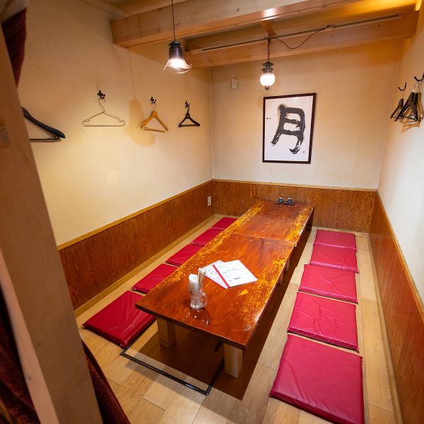 【お座敷は5名様から】最大12名様まで利用可能な小上がりのお座敷席です。会社飲み会やご友人との宴会などに最適！！1部屋だけのご準備なので、ご予約はお早めに！
